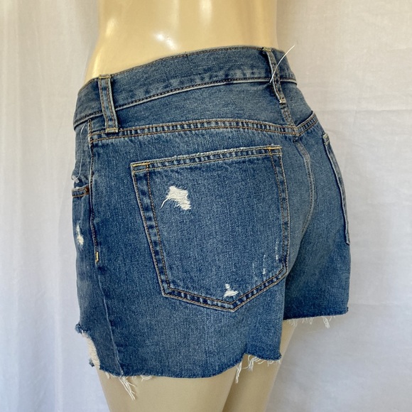 WE THE FREE Jeans Mid Blue Wash Shorts Size 31 DISTRESSED RIPPED Fray Hem NWOT - Picture 3 of 6